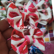 Load image into Gallery viewer, Kisses Bow