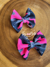 Load image into Gallery viewer, Pink Camo Bow