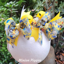 Load image into Gallery viewer, Minions Medium Bow &amp; Piggies
